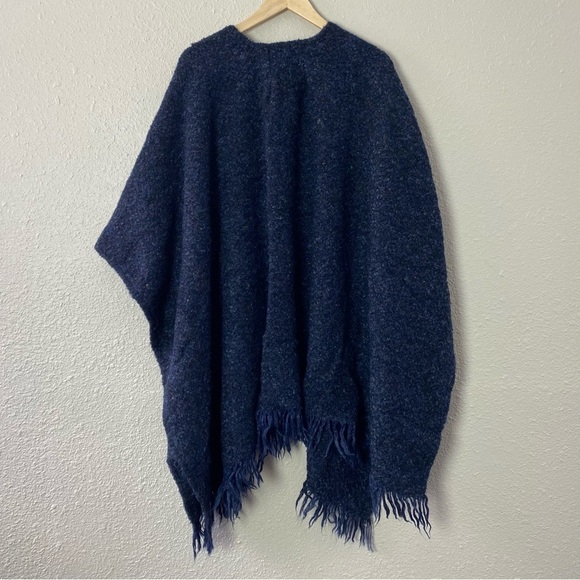 Blarney Woolen Mills soft wool poncho - Picture 5 of 12